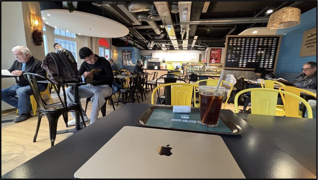 A cafe for nomads to work on their computers in Nice: Columbus Café & Co